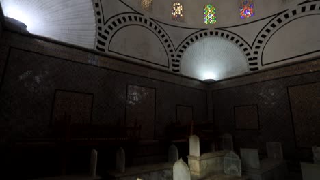 Arquitectura-Islámica-En-El-Mausoleo-Musulmán-Turbe-El-Bey,-Sitio-Patrimonial,-Panorámica-Hacia-Abajo.