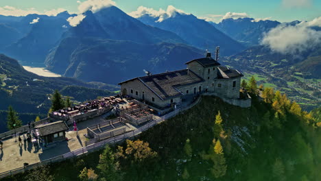 Historisches-Nazi-Gebäude,-Adlerhorst-Und-Spektakulärer-Blick-Auf-Die-Alpen