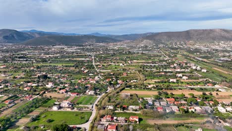 Luftaufnahmen-über-Sommerhäuser-Und-Landwirtschaftliche-Flächen-In-Marathon,-Griechenland
