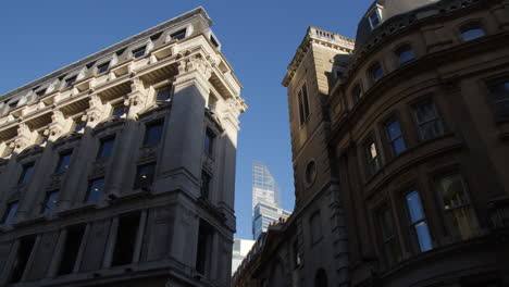 Edificios-Típicos-Ingleses-A-Lo-Largo-De-King-William-Street-En-Londres,-Reino-Unido