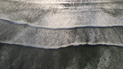 Olas-Lentamente-Lavándose-En-La-Playa