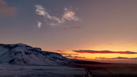 Perlmuttartige-Polarwolken-Am-Orangefarbenen-Himmel-Bei-Sonnenaufgang-Im-Süden-Islands