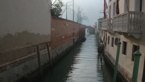 Quiet-canal-in-Venice,-serene-waterside-perspective
