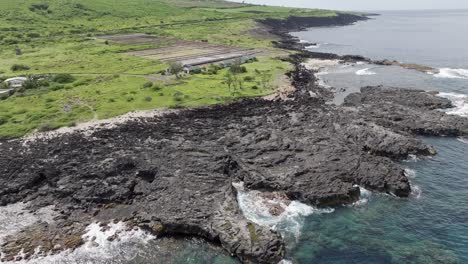 Vista-De-Drones-Con-Una-Perspectiva-Giratoria-Global-De-Pointe-Au-Sel-En-Saint-leu,-Isla-De-La-Reunión,-Que-Muestra-El-Agua,-Las-Rocas-Y-Las-Salinas