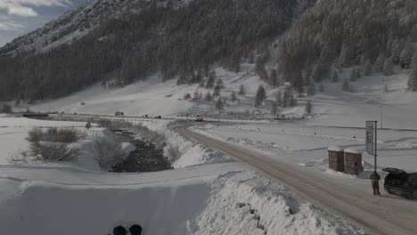 Impresionante-Vídeo-Con-Drones-De-Los-Alpes-De-Livigno:-Picos-Nevados,-Ciudad-Y-Pueblo-De-Montaña,-Ideal-Para-Anuncios-Turísticos-Y-De-Invierno-De-Alta-Calidad.