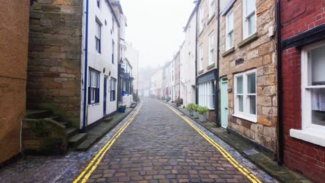 Menschen-Spazieren-Durch-Die-Ruhigen-Straßen-Von-Staithes,-Einem-Verschlafenen-Fischerdorf-An-Der-Küste-Von-Yorkshire-In-England