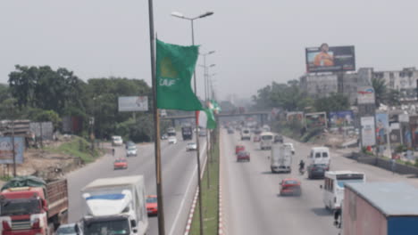 CAF--Und-Elfenbeinküste-Flaggen-Wehen-Auf-Einem-Mast-In-Der-Mitte-Der-Autobahn-Während-Des-Afcon-2023
