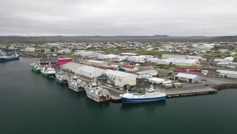 Grindavik,-Island,-Stadt-Und-Fischerboote-Im-Jahr-2022-Mit-Drohnenvideo,-Das-Zurückzieht