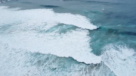 Toma-De-Drones-Del-Océano-Atlántico-Con-Grandes-Olas