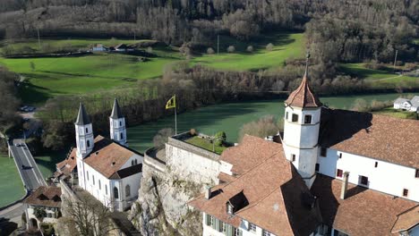 Aarburg-Aargau-Schweiz-Schloss-Mit-Blick-Auf-Wunderschönen-Fluss-Und-Grünes-Tal