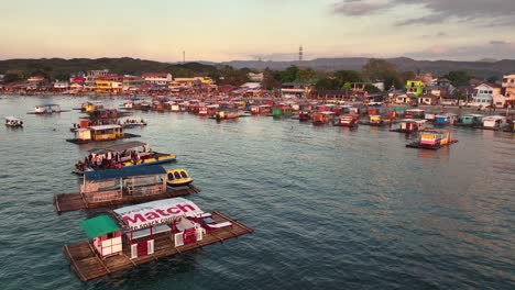 Traditionelle-Hölzerne-Touristenboote-Ankerten-In-Der-Bucht-Von-Matangbukay