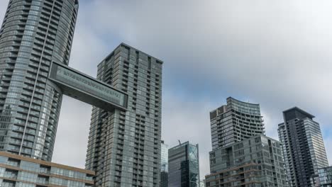 Las-Nubes-Se-Mueven-Sobre-Los-Rascacielos-De-Apartamentos-En-El-Centro-De-Toronto,-Timelapse