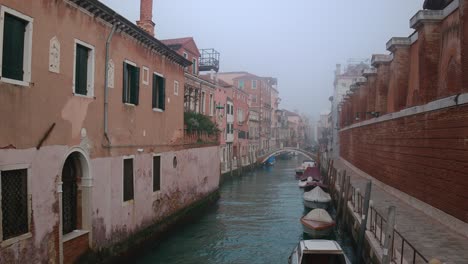 Misty-canal-morning-in-Venice,-Italy