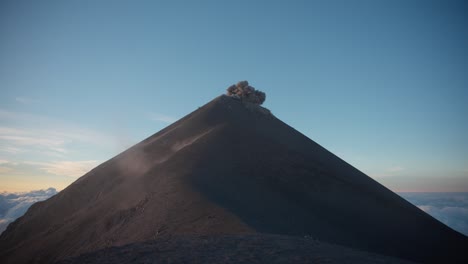 Ruhiger-Fuego-Vulkan-Bricht-Morgens-Mit-Atemberaubendem-Licht-Der-Goldenen-Stunde-Aus,-Aschewolken-Füllen-Den-Himmel