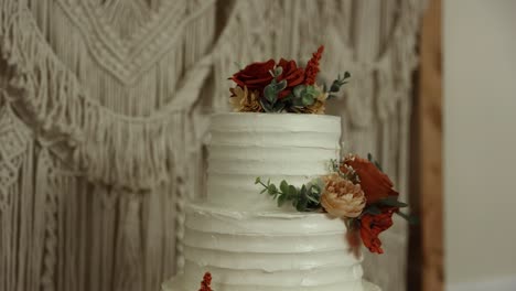 Pastel-De-Boda-Con-Adorno-Floral-En-La-Recepción.