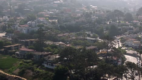 La-Jolla,-Kaliforniens-Küstenviertel-Mit-Villen-Am-Meer---Aufsteigende,-Nach-Unten-Geneigte-Luftaufnahme