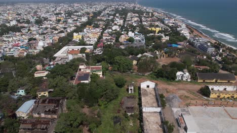 Ein-Luftbildvideo-Zeigt-Die-Ehemalige-Französische-Kolonie-Puducherry,-Indiens-Unionsterritorium,-Im-Zentrum