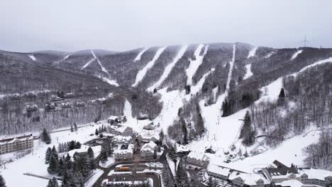 Ein-Malerischer-Wintersportkomplex-Im-Westen-Von-Massachusetts-Beherbergt-Skifahrer-Und-Snowboarder-Während-Des-Saisonalen-Sportausflugs