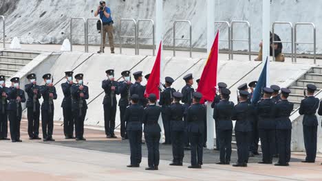 Oficiales-De-Policía-Realizan-Una-Ceremonia-De-Izamiento-De-Bandera-Durante-Una-Jornada-De-Puertas-Abiertas-Para-Celebrar-El-Día-De-La-Educación-En-Seguridad-Nacional-En-La-Escuela-De-Policía-De-Hong-Kong-En-Hong-Kong,-China.