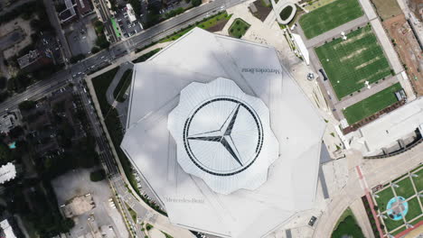 Top-Down-Aufnahmen-Des-Mercedes-Benz-Stadions-Mit-Riesigem-Firmenlogo-Auf-Dem-Ausfahrbaren-Dach