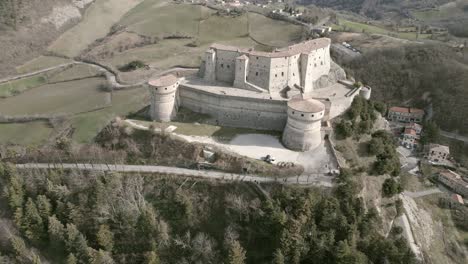 Wunderschöne-Drohnenaufnahmen-Der-Festung-San-Leo---Italien