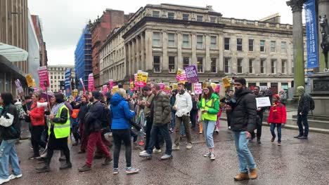 Una-Fotógrafa-Que-Intenta-Tomar-Fotografías-En-Primer-Plano-De-Manifestantes-Contra-El-Racismo-En-Glasgow.