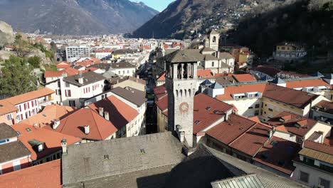 Bellinzona-Schweiz-Dorf-Kirche-Glockenturm-Rotierenden