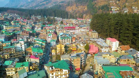 Vista-Aérea-Citi-Del-Paisaje-De-Manali,-Himachal-Pradesh,-India