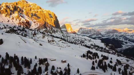 Goldene-Stunde-Spritzt-Licht-Auf-Die-Dolomiten-In-Italien-Ist-Diese-Schwenkaufnahme