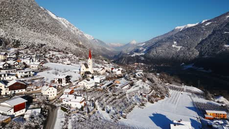 Kleines-Dorf-Im-Winter-Zwischen-Großen-Bergen-Mit-Schnee