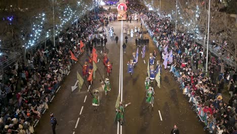 Teilnehmer-Des-Dreikönigsfestes,-Auch-Dreikönigsparade-Genannt,-Treffen-Sich-Mit-Familien-Und-Zuschauern