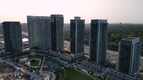 Desarrollo-De-Condominios-En-Construcción-En-Una-Gran-Ciudad-Urbana-Junto-A-Una-Autopista-De-Varios-Carriles