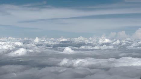 Observando-Las-Nubes-Desde-La-Ventana-De-Un-Avión---Pov