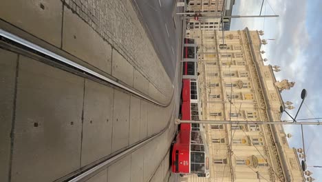 Timelapse-De-Un-Tranvía-Circulando-Por-Las-Calles-De-Viena,-Austria.