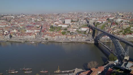 Descenso-Aéreo-Sobre-Los-Tejados-De-Gaia-Con-Una-Impresionante-Panorámica-Del-Casco-Antiguo-De-Oporto-Y-El-Famoso-Ponte-Dom-Luís-I