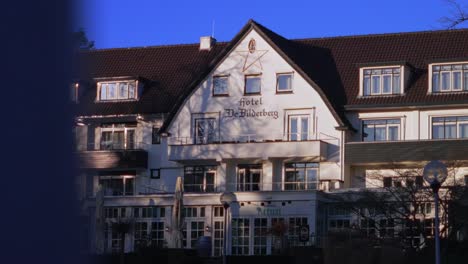 Spionage-Vor-Der-Außenfassade-Des-Bilderberg-Hotels,-Wo-1954-Das-Erste-Internationale-Treffen-Stattfand