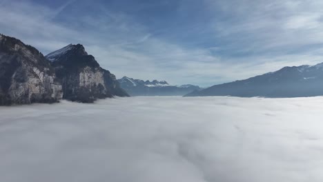 Acantilado-Sobre-El-Mar-De-Niebla-Por-Walensee,-Suiza---Antena