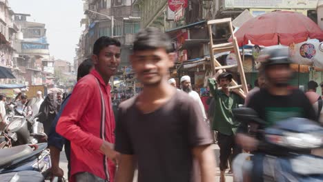 Indische-Muslime-Drängen-Sich-In-Einem-Geschäftigen-Mumbai-Viertel-Der-Mohammed-Ali-Road