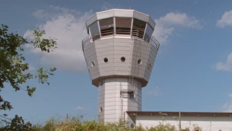 Flugsicherungsturm-Mit-Blauem-Himmel-Und-Wolken