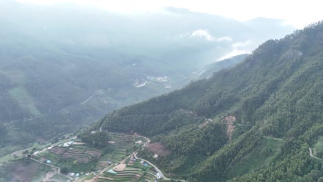 Neblig-Nebel-Berg-Und-Dorf-Draufsicht-Luftaufnahme-Von-Vattavada-Munnar-Hill-Station-View
