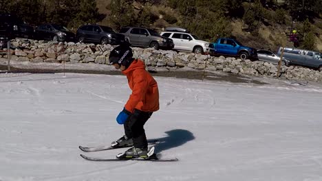 Niño-Aprendiendo-A-Esquiar-Por-Una-Pista-Para-Principiantes