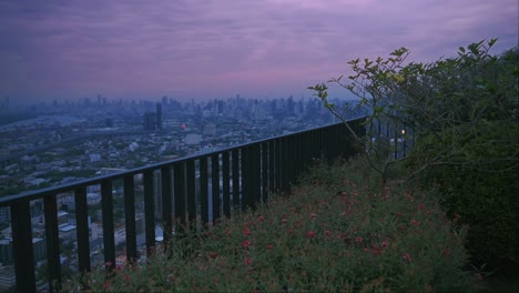 Dachgarten-Mit-Skyline-Von-Bangkok-Und-Rosa-Sonnenuntergang
