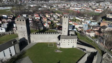 Bellinzona-Suiza-Castillo-Patrimonial-Destino-Turístico-Vista-Giratoria