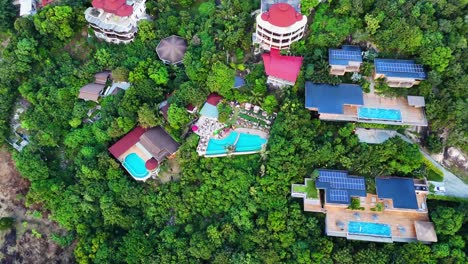 Complejo-De-Lujo-En-La-Ladera-Cubierta-De-Selva-En-Tailandia,-Vista-Aérea