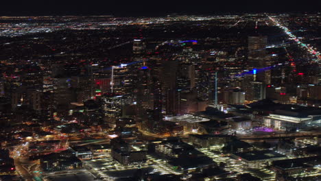 Denver-Innenstadt-Luftdrohne-Verschneit-Winter-Abend-Dunkel-Nacht-Stadt-Lichter-Landschaft-Colorado-Filmisch-Anamorph-Hochhaus-Kratzer-Schwenk-Nach-Rechts-Kreis-Herangezoomt-Bewegung