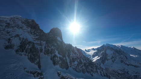 Vista-Aérea,-Impresionantes-Picos-Montañosos-En-Un-Día-Claro-Y-Soleado,-Alpes-Franceses,-Cerca-Del-Mont-Blanc-En-La-Región-De-Chamonix
