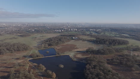 Luftaufnahme-über-Richmond-Park-Im-Winter-In-Richtung-Zentrum-Von-London
