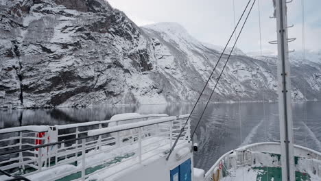 POV-Video-Einer-Fährfahrt-Durch-Den-Geirangerfjord-Im-Winter-Mit-Atemberaubenden-Ausblicken-Auf-Schneebedeckte-Berge,-Einen-Hellen-Himmel-Und-Spiegelungen-Im-Fjord