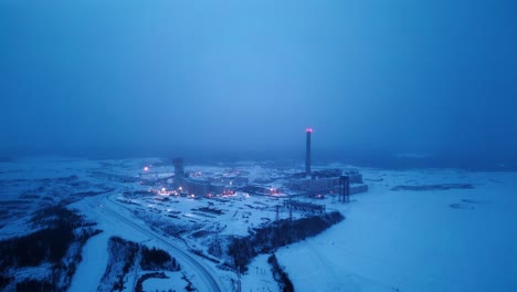 Establecer-4k-Drone-Acortar-Hora-Azul-Mañana-Neblina-Brumosa-Nevando-Vale-Industrial-Invierno-ártico-Níquel-Carbón-Metal-Recursos-Naturales-Central-Eléctrica-Mina-En-El-Centro-Del-Norte-Norte-De-Thompson-Manitoba-Canadá