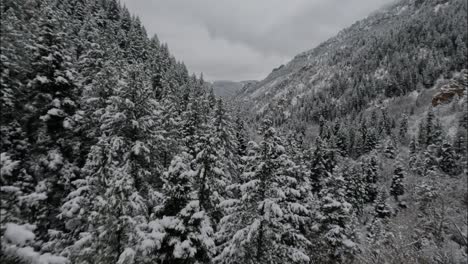 Vuelo-Con-Drones-Fpv-De-Una-Hermosa-Escena-De-Montaña-Invernal